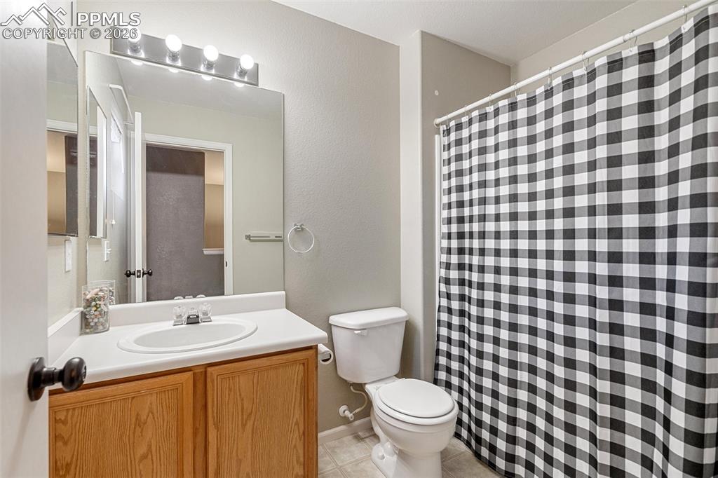 Image 23 of 32: Bathroom