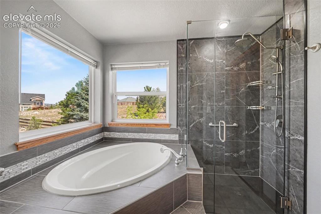 Image 21 of 42: Bathroom