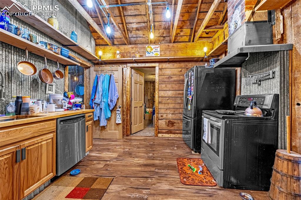 Image 10 of 23: Kitchen