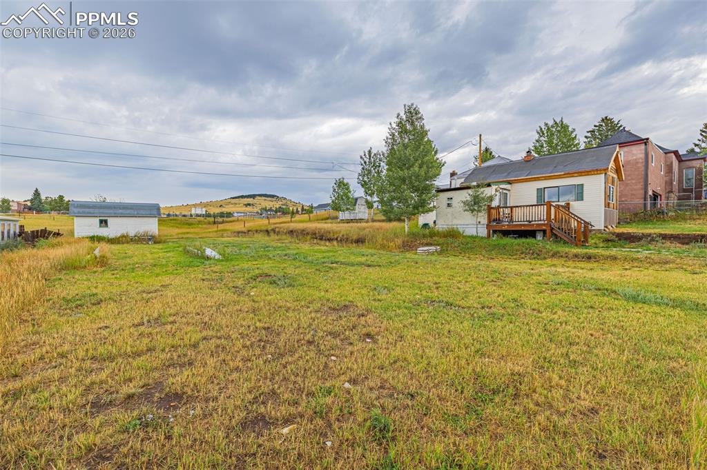 Image 17 of 23: Yard