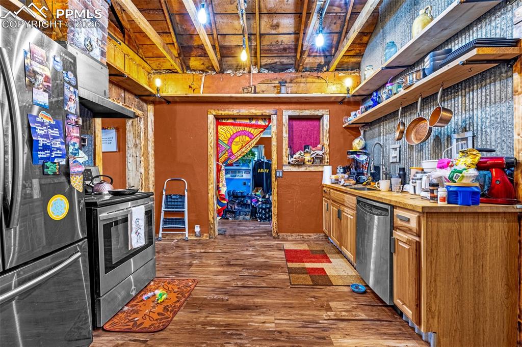 Image 3 of 23: Kitchen