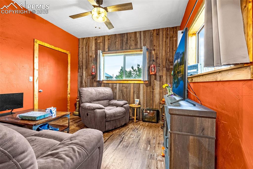 Image 5 of 23: Living Room