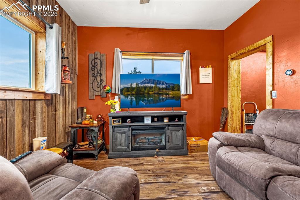 Image 6 of 23: Living Room