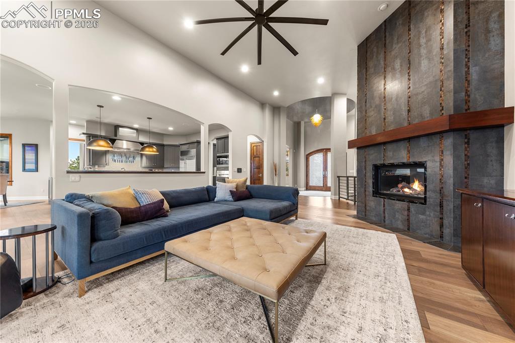 Image 16 of 46: Living Room