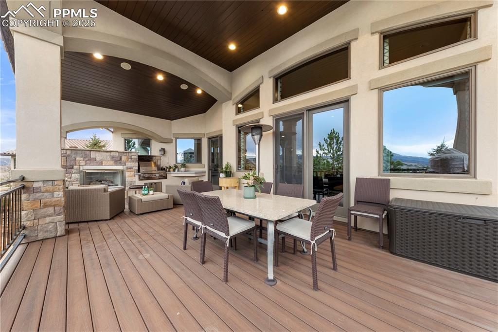 Image 18 of 46: Deck