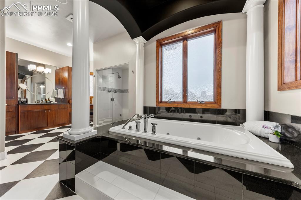 Image 25 of 46: Bathroom