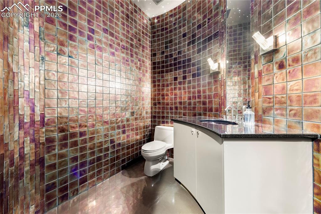 Image 31 of 46: Bathroom