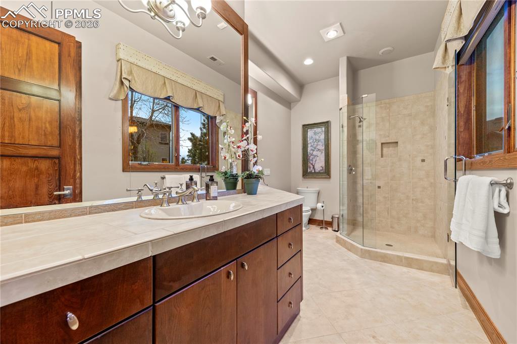 Image 36 of 46: Bathroom