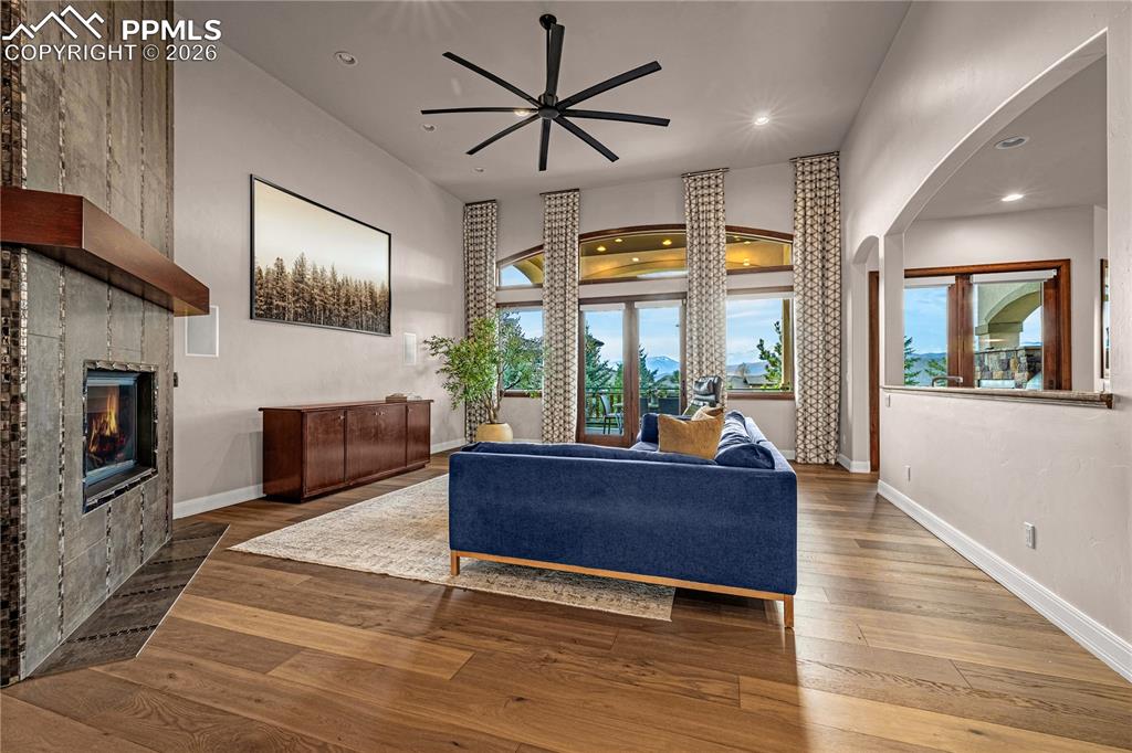 Image 40 of 46: Living Room