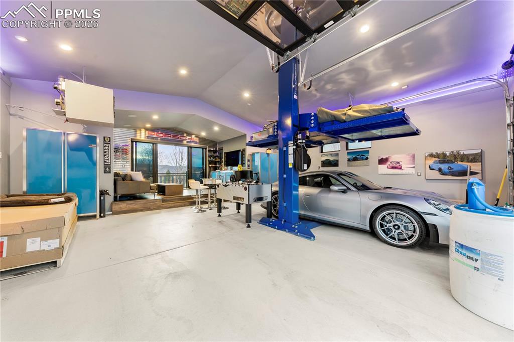 Image 45 of 46: Garage