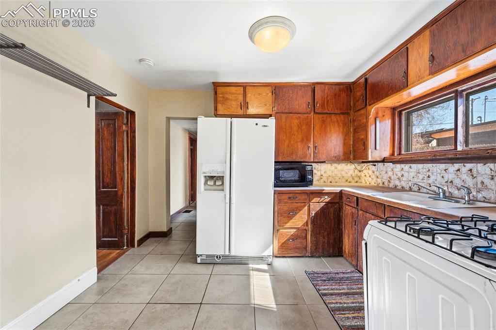 Image 10 of 36: Kitchen