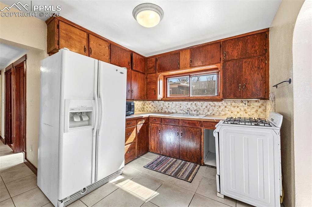 Image 11 of 36: Kitchen