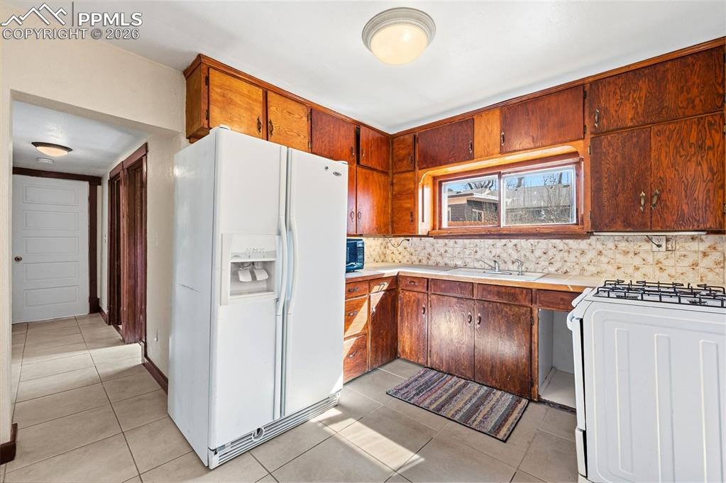 Image 13 of 36: Kitchen