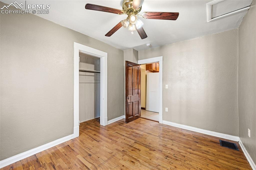 Image 15 of 36: Bedroom