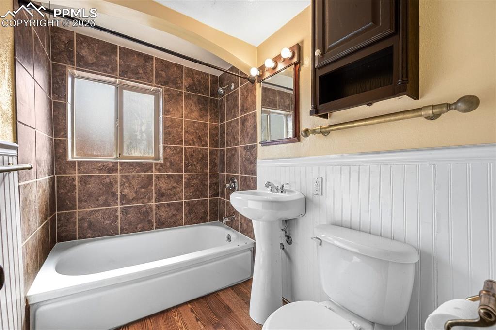 Image 18 of 36: Bathroom