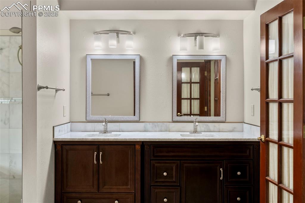 Image 15 of 36: Bathroom
