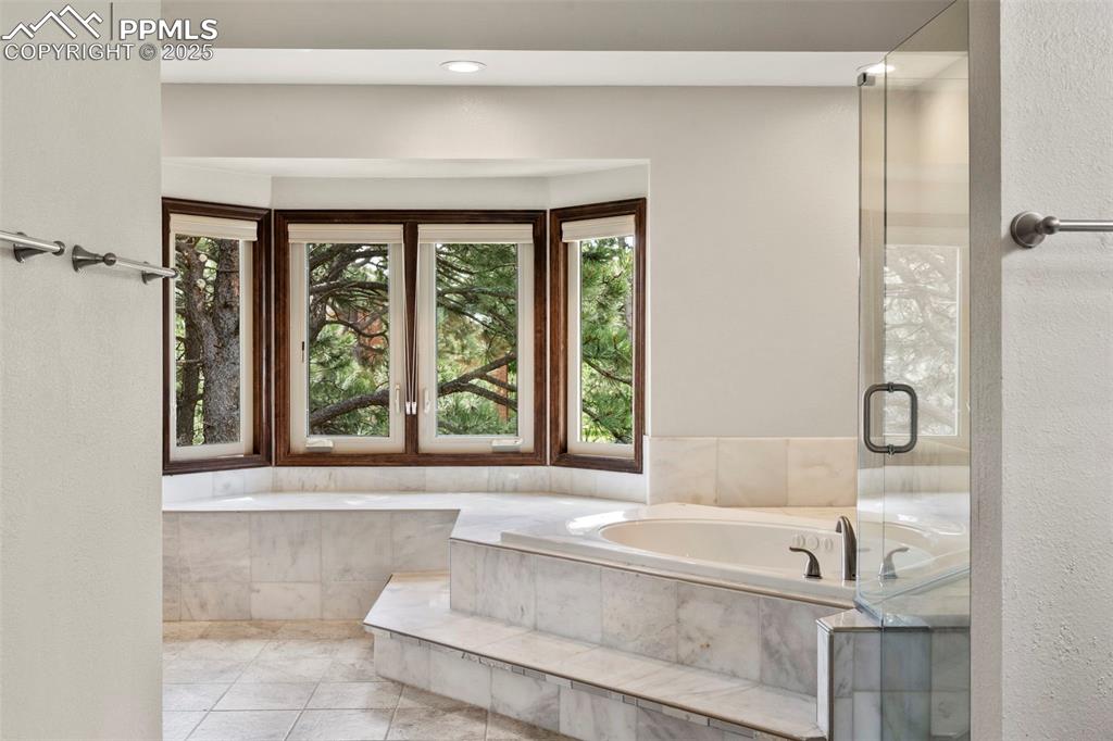 Image 17 of 36: Bathroom