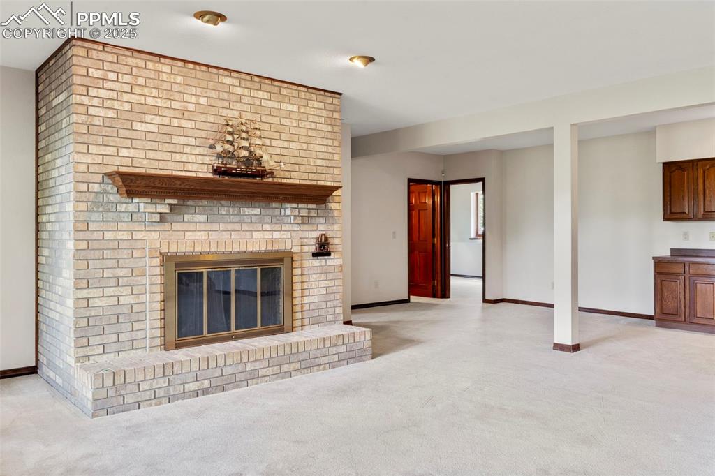 Image 19 of 36: Living Room
