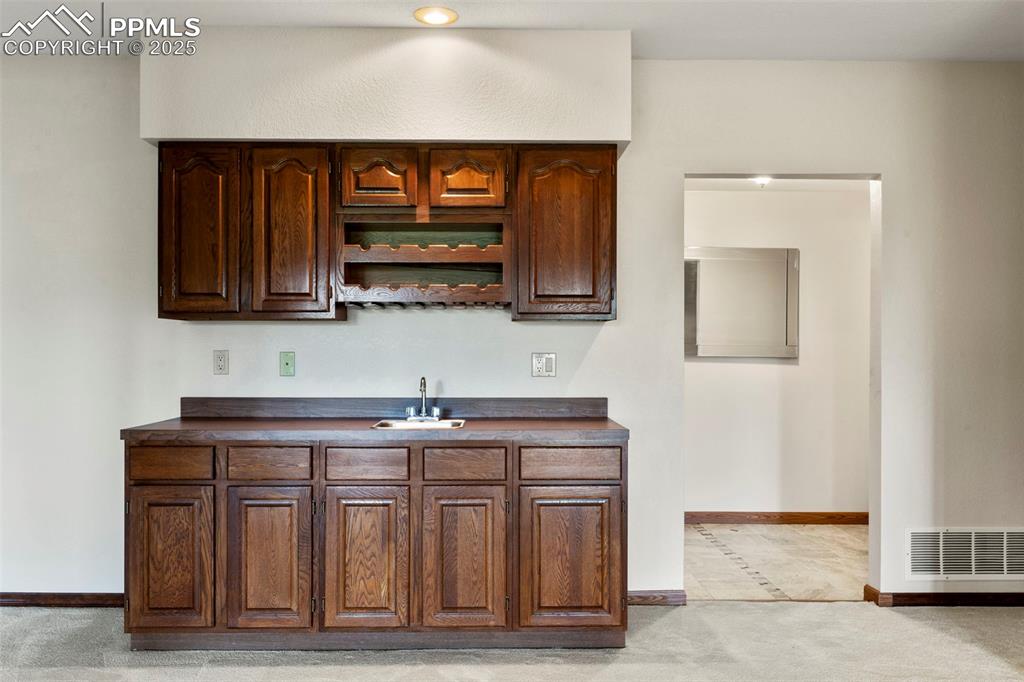 Image 21 of 36: Kitchen