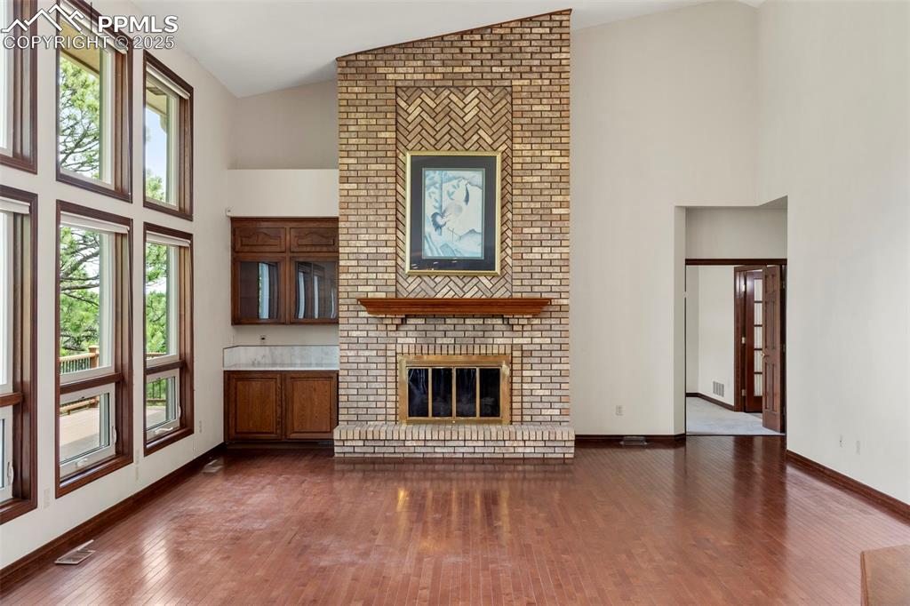 Image 5 of 36: Living Room