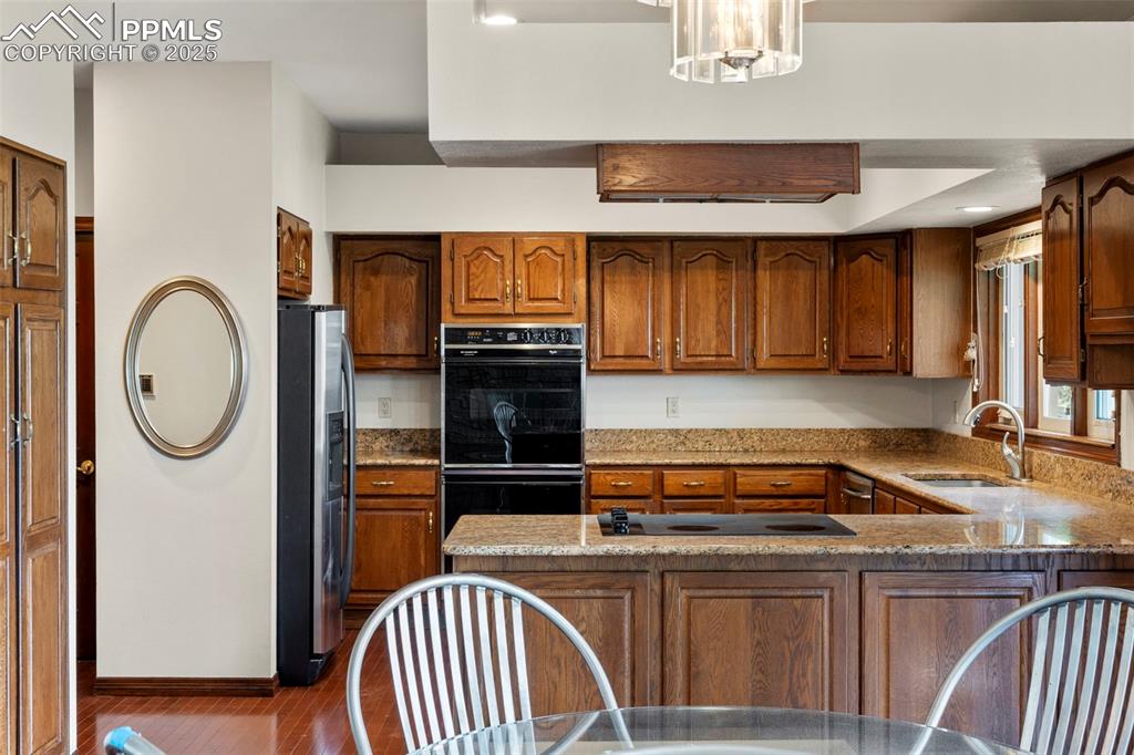 Image 7 of 36: Kitchen