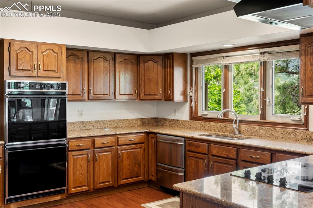 Image 8 of 36: Kitchen