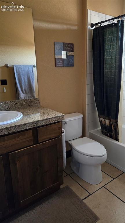 Image 25 of 47: Attached bath off the 2nd bdrm