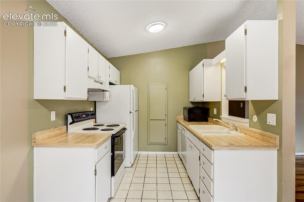 Image 11 of 25: Kitchen