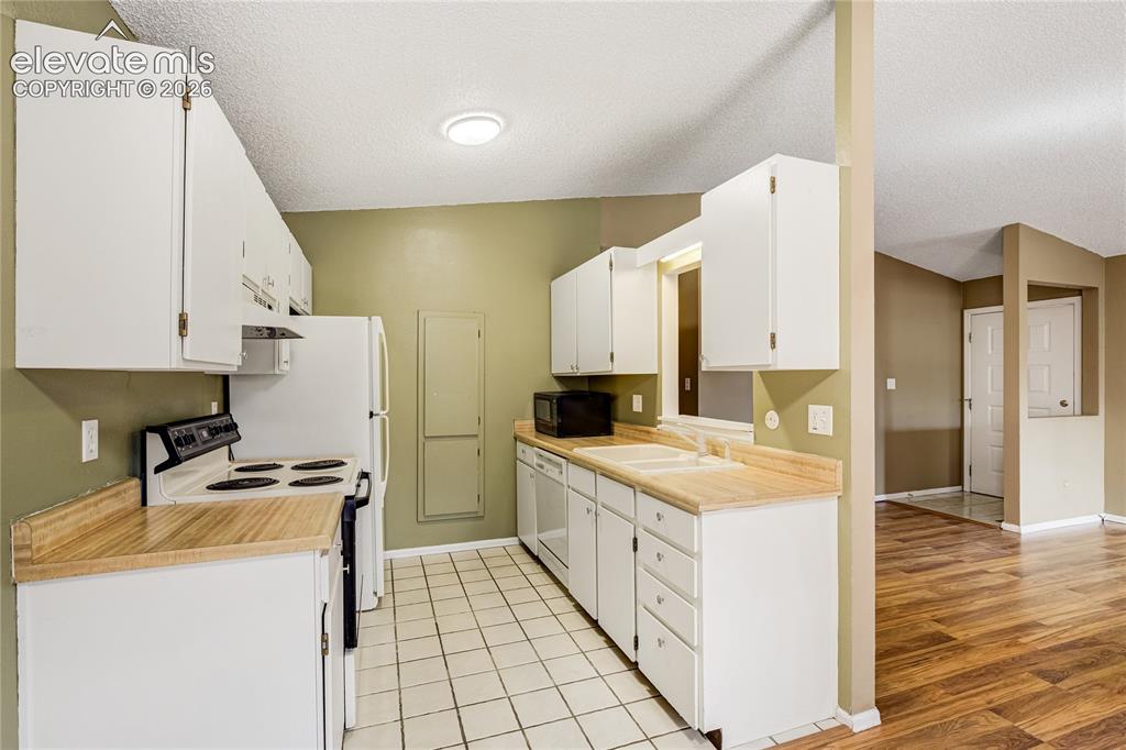 Image 12 of 25: Kitchen
