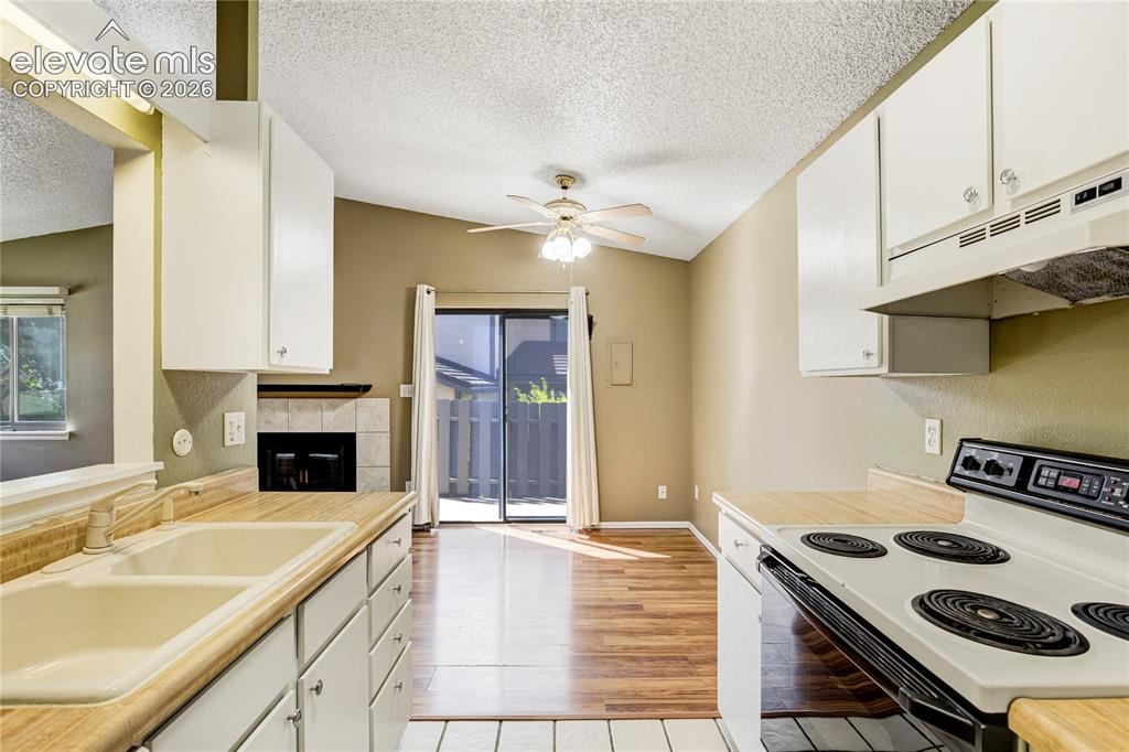 Image 13 of 25: Kitchen