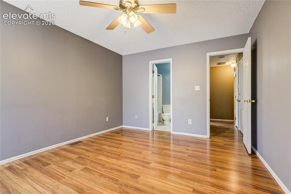 Image 16 of 25: Bedroom