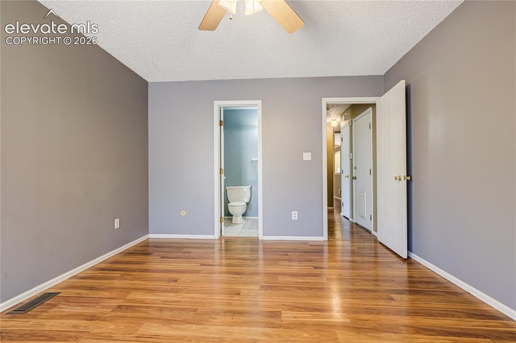 Image 17 of 25: Bedroom