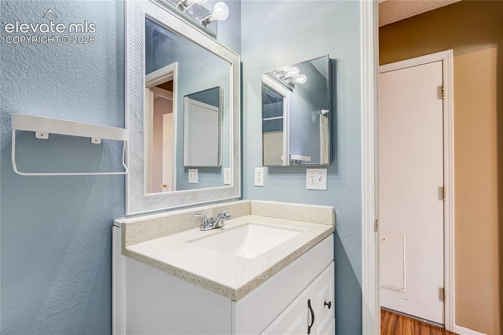Image 18 of 25: Bathroom