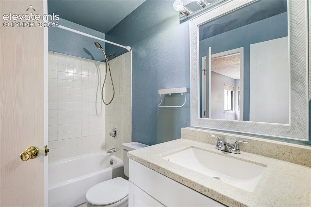 Image 19 of 25: Bathroom