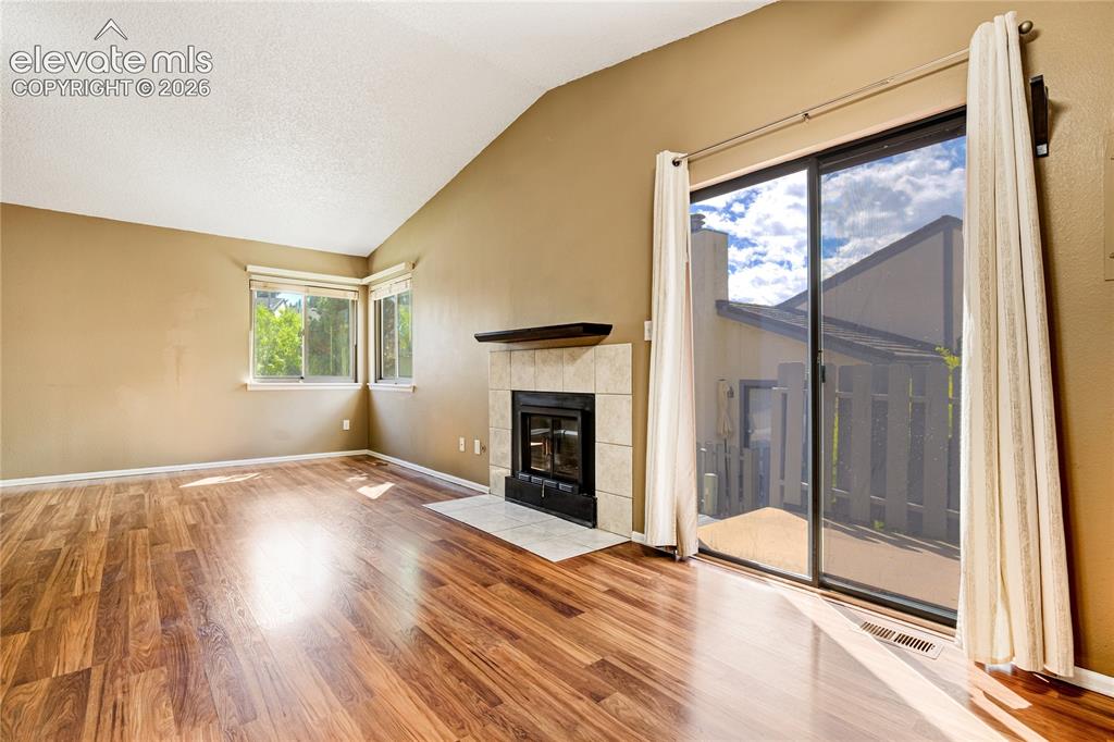 Image 7 of 25: Living Room