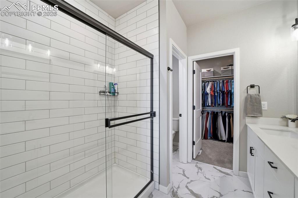 Image 17 of 47: Bathroom