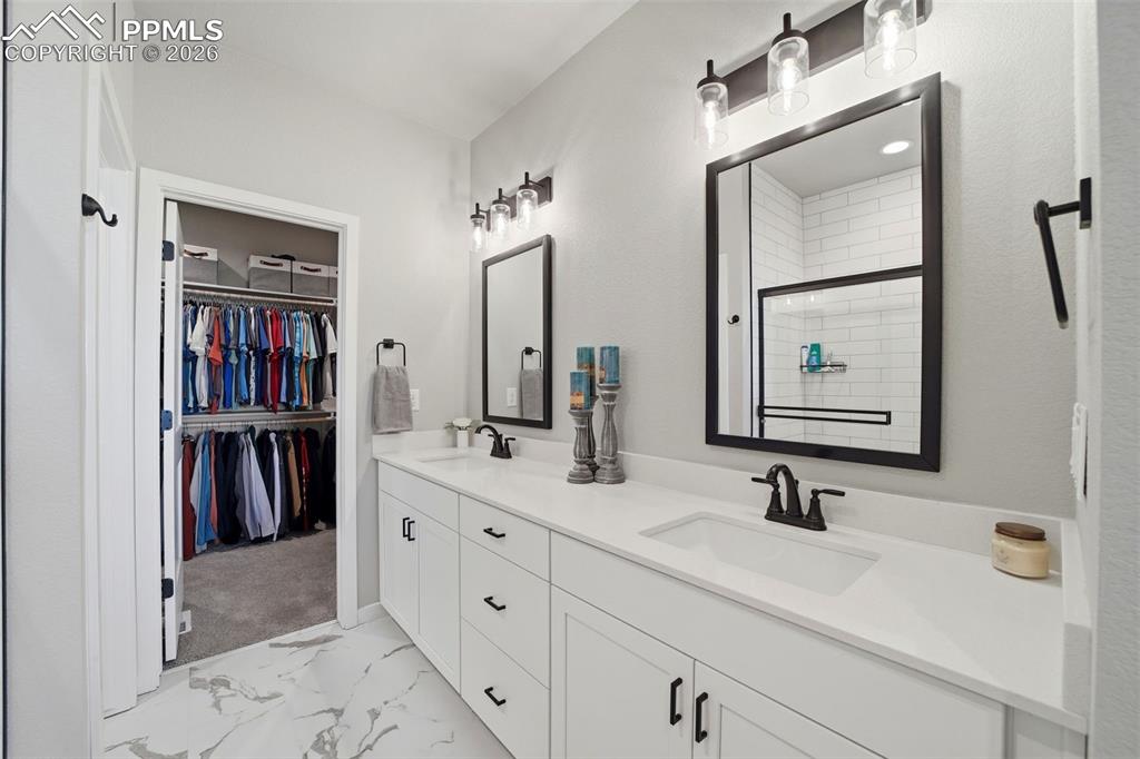 Image 18 of 47: Bathroom