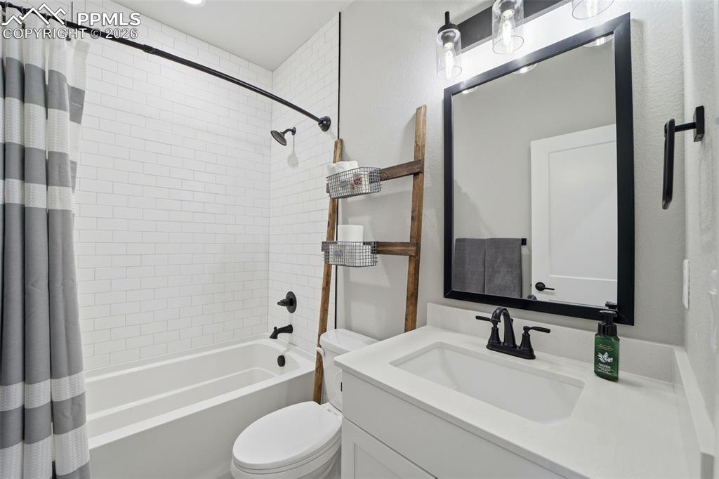 Image 22 of 47: Bathroom