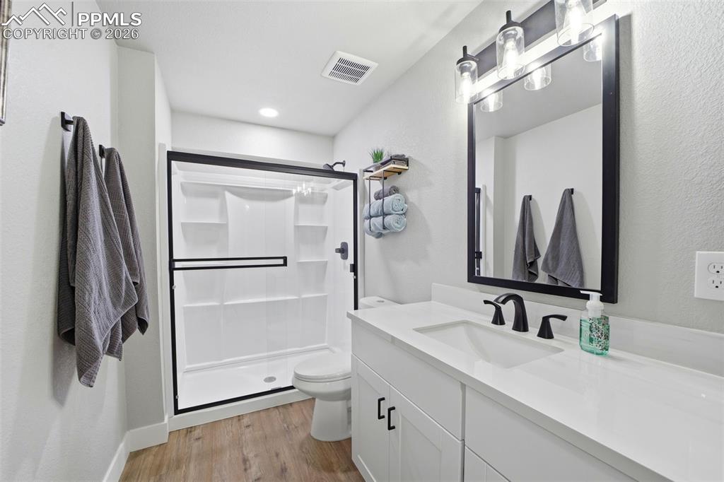 Image 32 of 47: Bathroom