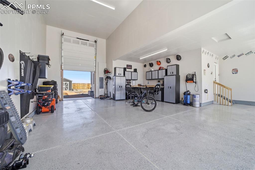 Image 35 of 47: Garage