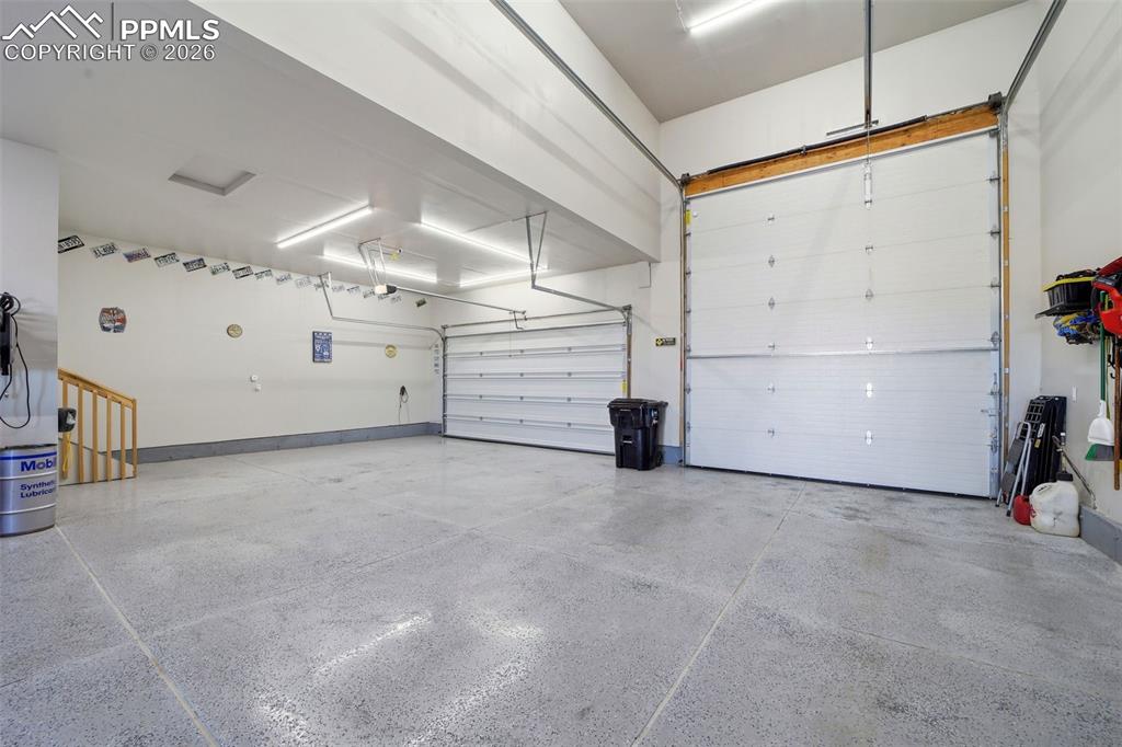 Image 37 of 47: Garage