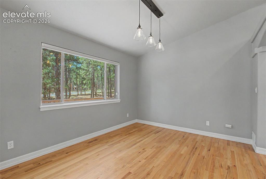 Image 13 of 46: Dining Area