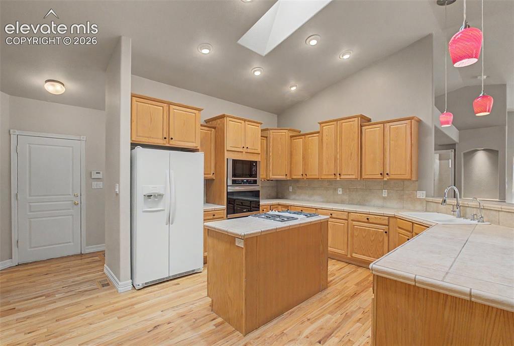Image 15 of 46: Kitchen