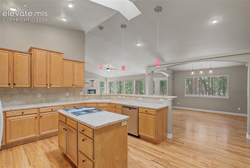 Image 16 of 46: Kitchen