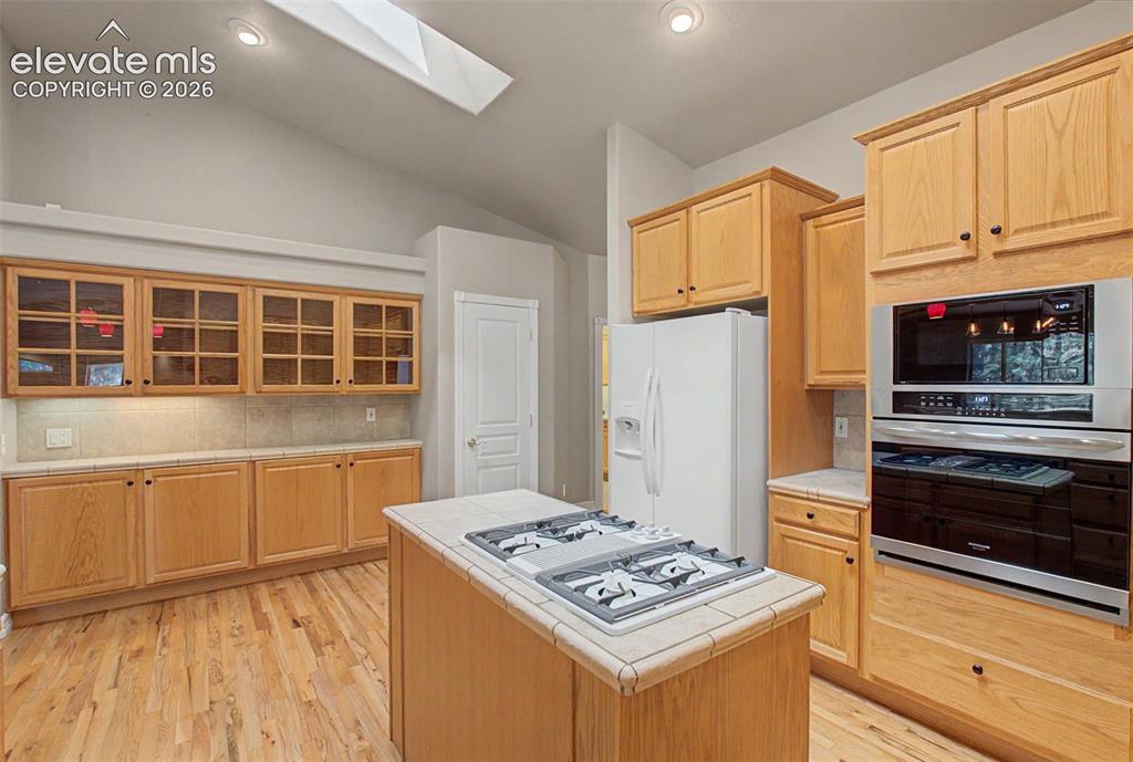 Image 17 of 46: Kitchen