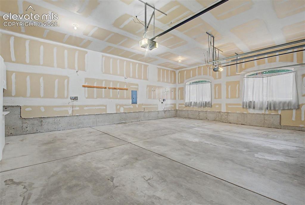 Image 45 of 46: Large 3 Car Garage