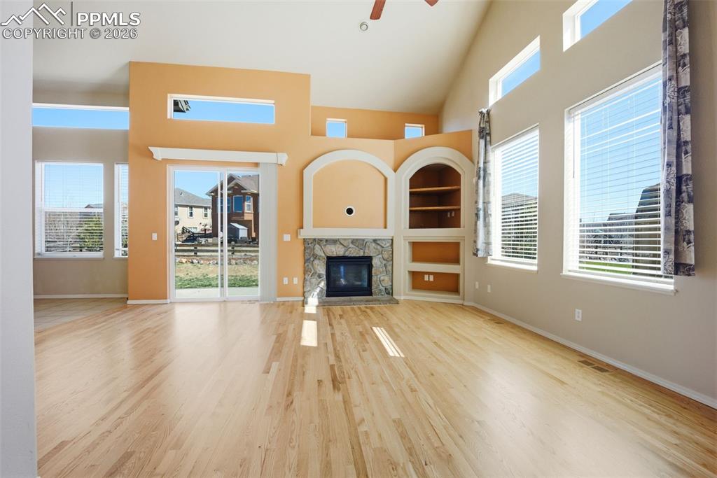 Image 10 of 50: Living Room