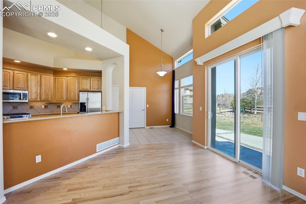 Image 11 of 50: Kitchen