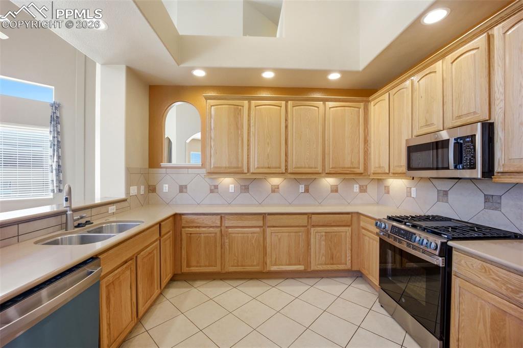 Image 13 of 50: Kitchen