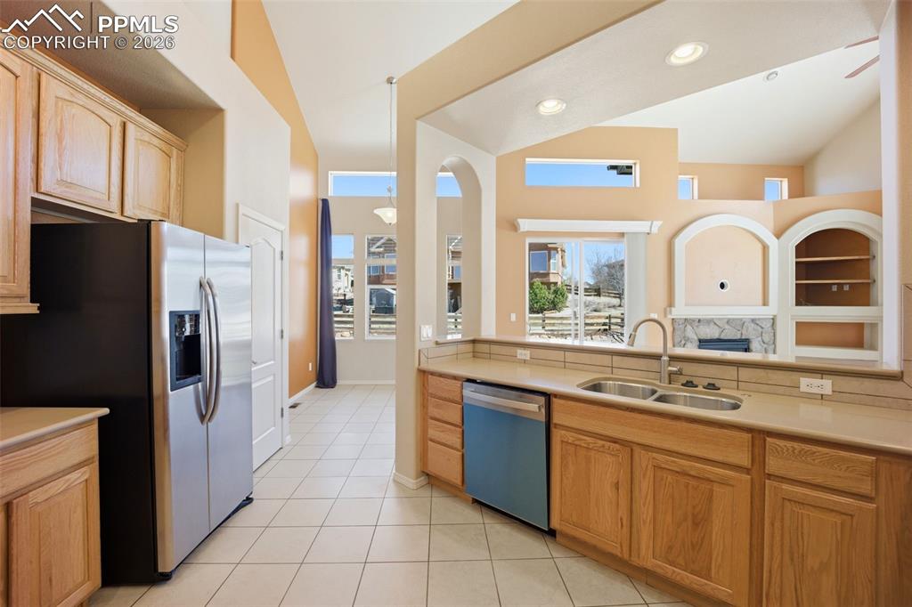 Image 14 of 50: Kitchen